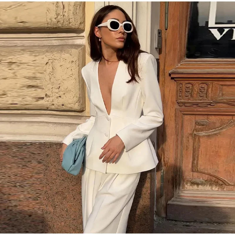 Sophisticated White Power Suit – Tailored Blazer and High-Waisted Pants Ensemble