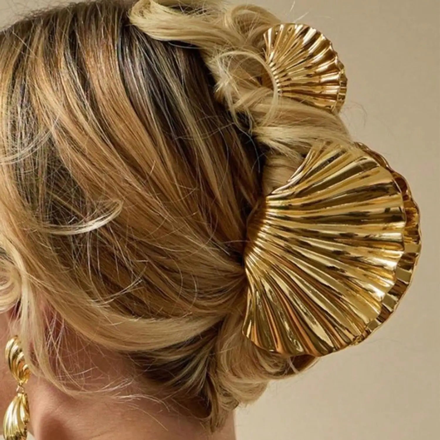 Golden Seashell Hair Claws – Luxe Nautical-Inspired Hair Accessory