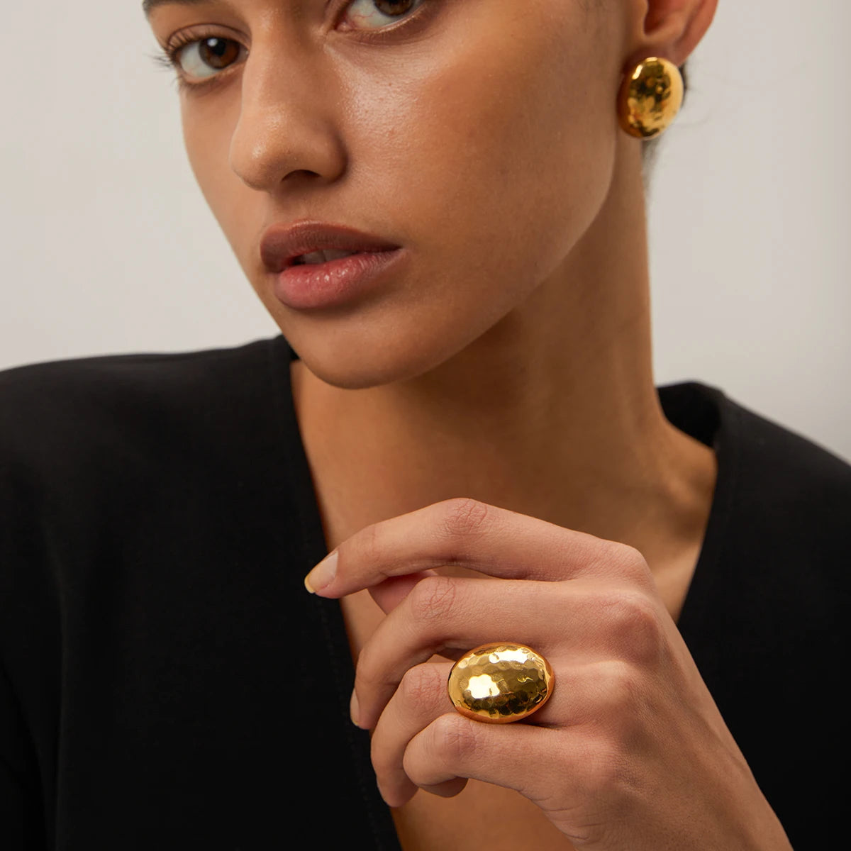 Modern Elegance: Chunky Gold Oval Ring with Hammered Finish