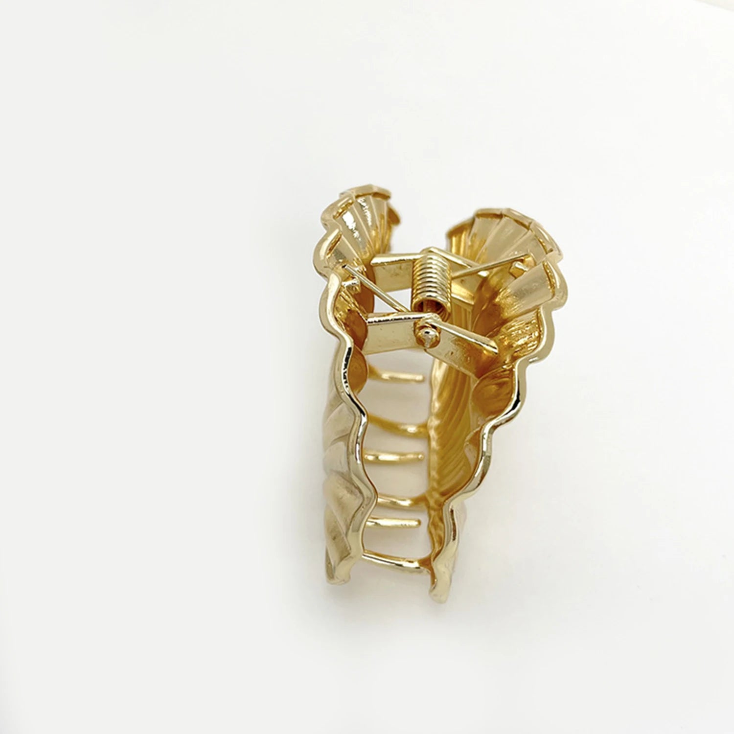 Golden Seashell Hair Claws – Luxe Nautical-Inspired Hair Accessory